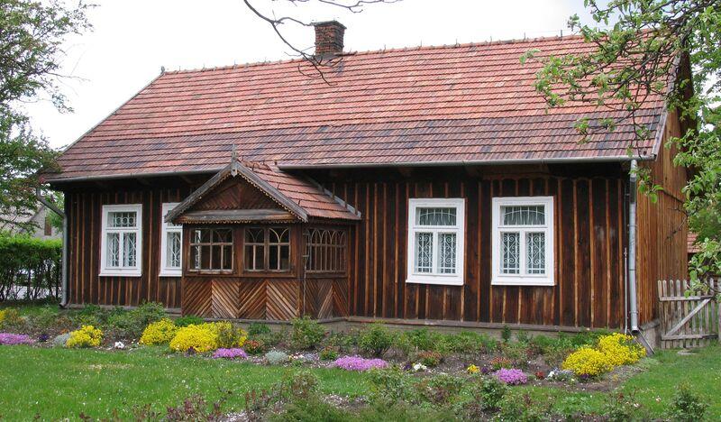 Drewniany dom z ogródkiem.