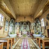 Wnętrze drewnianego kościoła