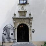 Kamienny, zdobiony portal wejściowy do kościoła.
