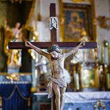Krzyż z figurą Chrystusa stojący na ołtarzu.