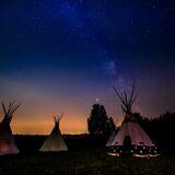 Indiańskie namioty w scenerii nocnego nieba z widoczną Drogą Mleczną