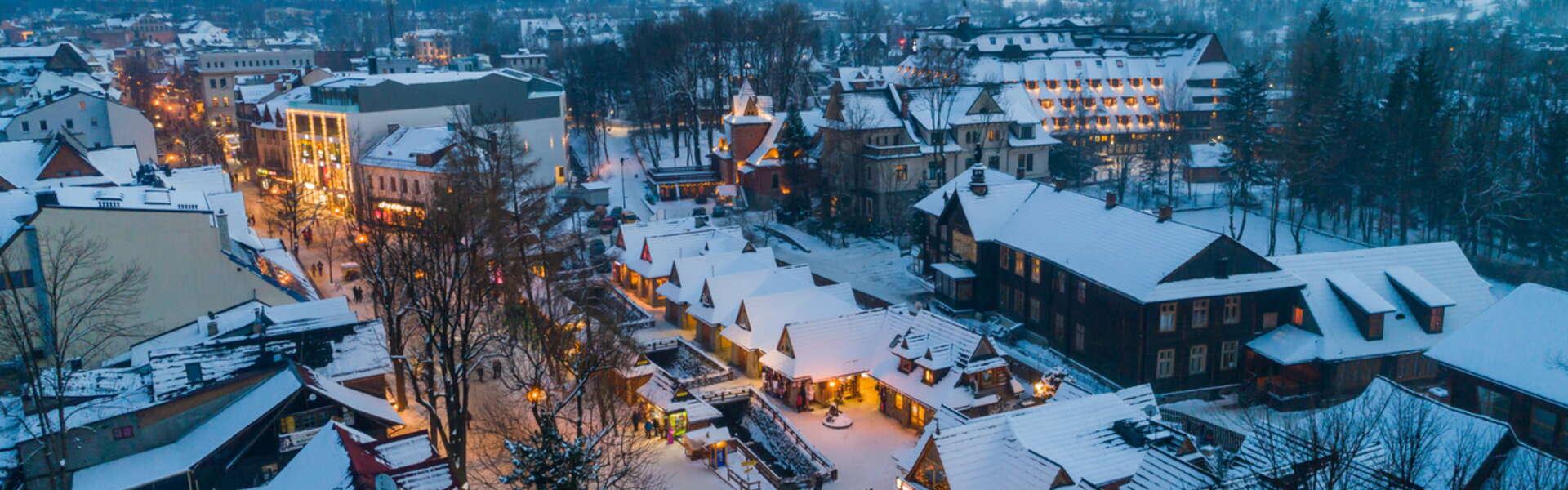 Widok na miasto Zakopane zimą.