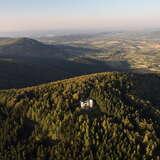 obserwatorium astronomiczne na szczycie Lubomir z lotu ptaka. Wokół lasy