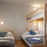 Pokój sypialny z drewnianym łóżkiem piętrowym