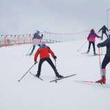 Kilka osób z nartami biegowymi na nogach na trasie narciarstwa biegowego w ośrodku w Klikuszowej.