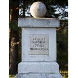 Kamienny / betonowy pomnik w kształcie niskiego obelisku zwieńczonego kulą. Na nim napis: Przełęcz Marszałka Edwarda Śmigłego-Rydza.