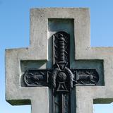 Betonowo-żeliwny pomnikowy krzyż na cmentarzu numer 324 w Woli Batowskiej.