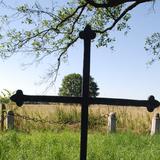 Metalowy krzyż na cmentarzu numer 324 w Woli Batowskiej.