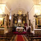 Nawa kościelna z bogato zdobionym, czarno-złotym ołtarzem głównym z centralnie umieszczonym Chrystusem na krzyżu. Po bokach dwa ołtarze boczne z obrazami, drewniane ławki.