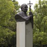 Obrazek: Pomnik Jana Pawła II w Parku imienia Henryka Jordana Kraków