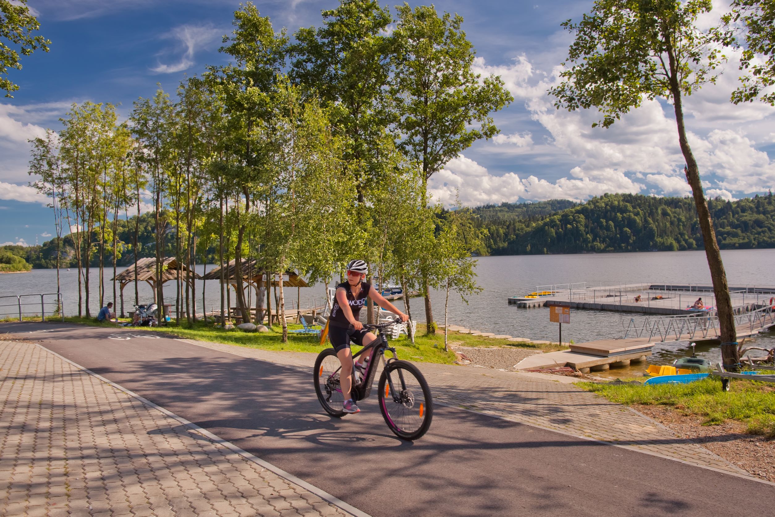 rowerzystka na ścieżce rowerowej przy jeziorze 